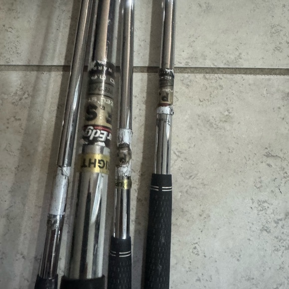 Tour Edge 5 Pc Iron Set In Right Handed 
Steel shafts - Picture 8 of 9